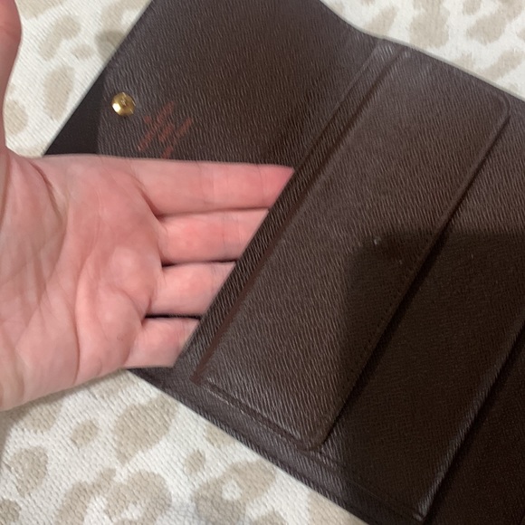 LOUIS VUITTON
Damier Ebene Alexandra Wallet - Picture 14 of 17